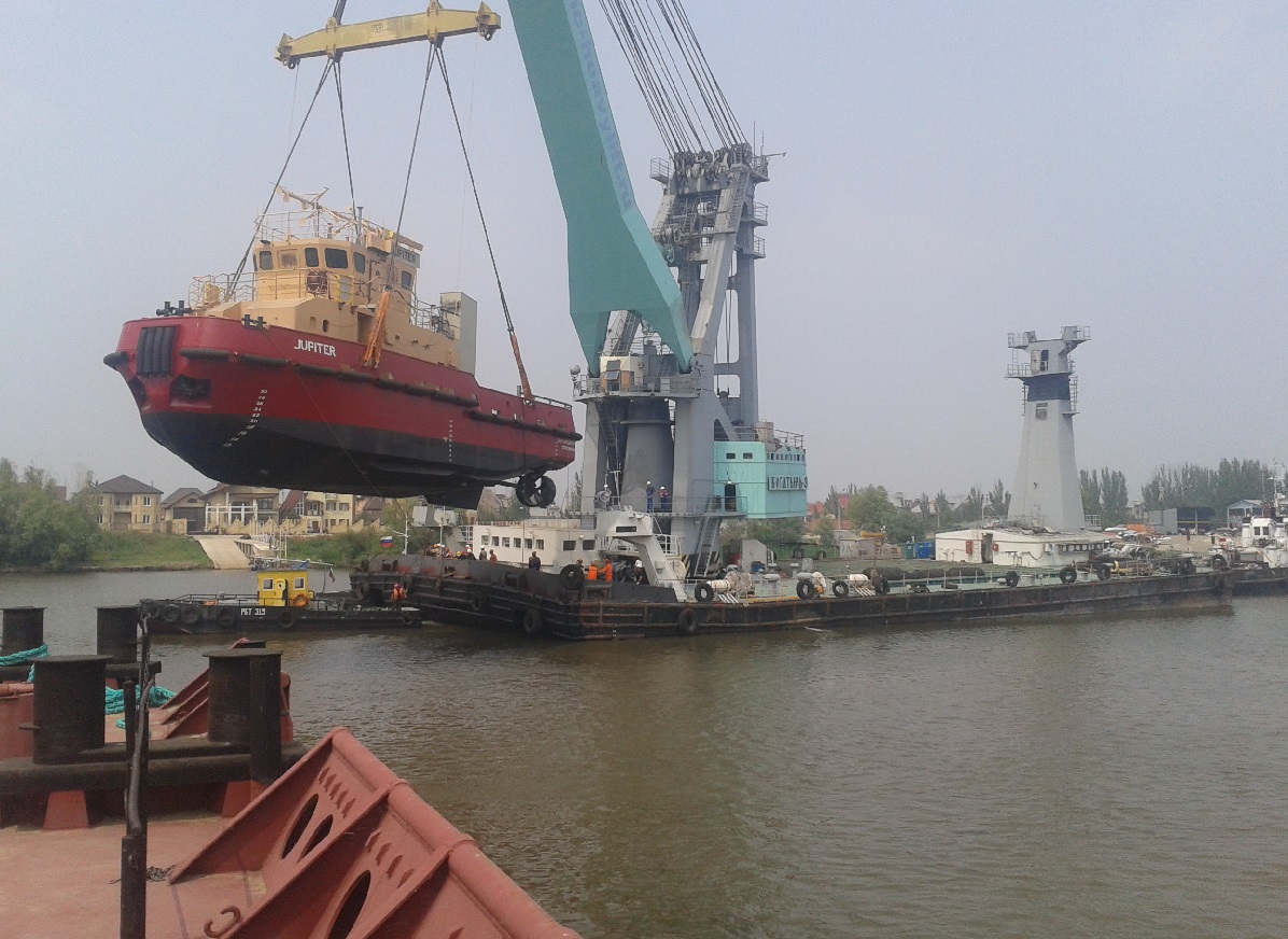 New tugs were launched at JSC "ASPO" with the help of the floating crane "Bogatyr-3"